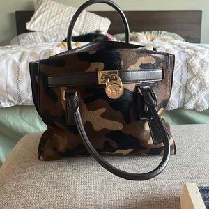 Michael Kors Handbag is fabulous condition.